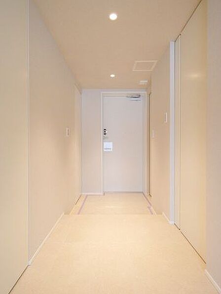 白を基調としたシンプルな設えが、住まい全体の上質さを予感させる玄関です。玄関扉を開けた瞬間、人感センサー照明がやわらかく灯り住まう方を優しく迎える、心配りが息づく玄関です。