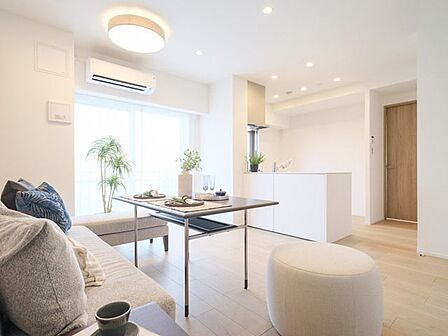 お部屋は自然の優しい温もりを添えた居心地の良い内装に仕上がりました。多彩な豊かさを紡ぎ、穏やかな時間が流れます。