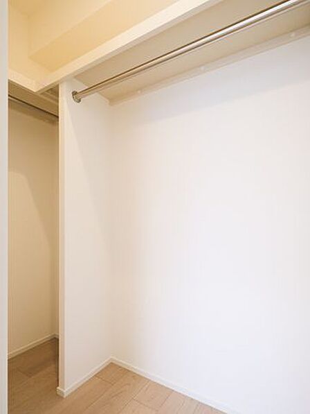 洋室1には収納力に優れたウォークインクローゼットを備えています。さばりやすいアウターやオフシーズンの家電など、たっぷり収納できそうです。