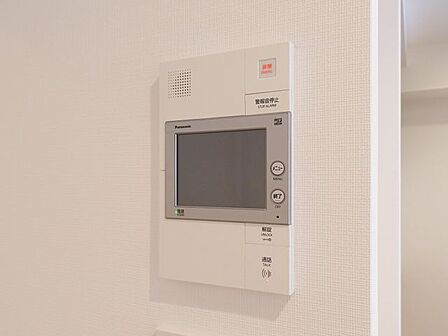 ◆TVモニター付インターホン◆訪ねてきた相手をモニター越しに確認でき、防犯対策に役立ちます。インターホン越しに話をすることが可能です。