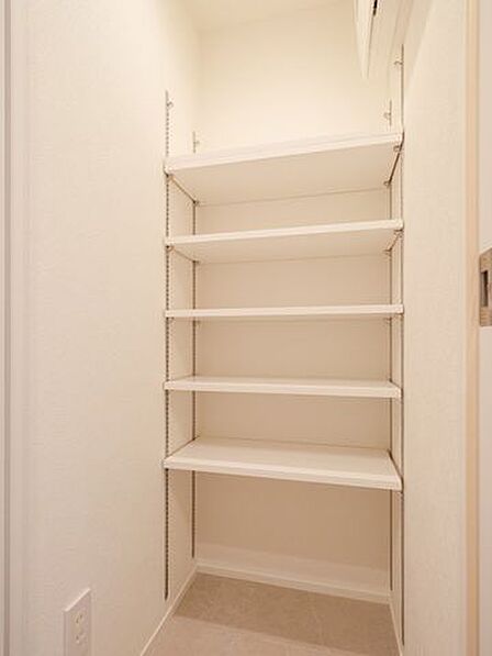 玄関にはシューズインクローゼットが備え付けです。収納するものによって高さが調整できる可動棚が便利です。