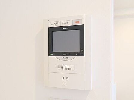 ◆TVモニター付インターホン◆訪ねてきた相手をモニター越しに確認でき、防犯対策に役立ちます。インターホン越しに話をすることが可能です。