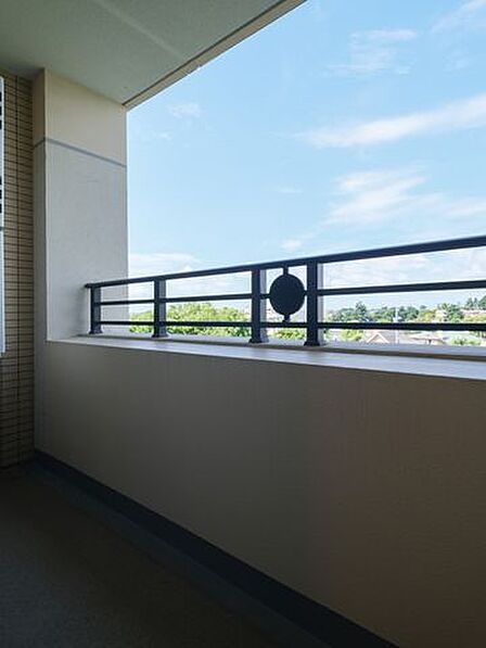 バルコニーからの眺望は、目の前に高い建物がなく開けた青空を仰げます。変わりゆく空の色を楽しみながら日々をアップデートできそうです。