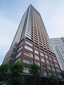 外観:地上52階建のタワーレジデンスです。再開発が進む「東池袋」駅直結の好立地。重厚感のある低層部と伸びやかなフォルムが印象的で、総戸数638戸の大規模マンションならではの存在感を感じられます。 外観:地上52階建のタワーレジデンスです。再開発が進む「東池袋」駅直結の好立地。重厚感のある低層部と伸びやかなフォルムが印象的で、総戸数638戸の大規模マンションならではの存在感を感じられます。