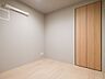 子供部屋：木目調の収納扉を備えたサービスルーム(納戸)です。シンプルな色味と素材を採用し、幅広いインテリアと調和する内装に仕上げました。