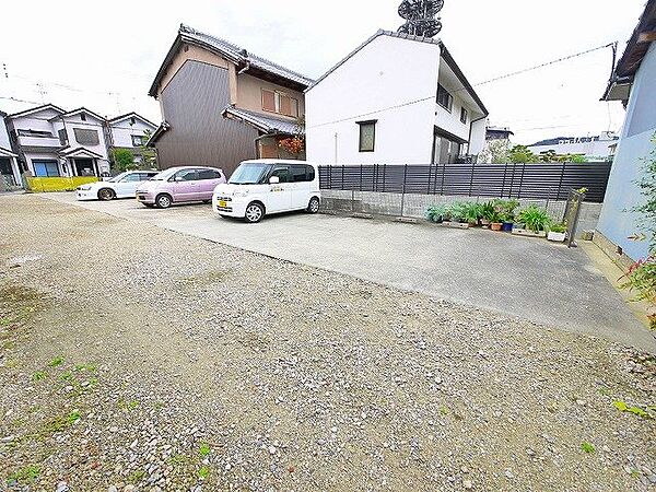 駐車場があるので、車を買う予定の方も安心です