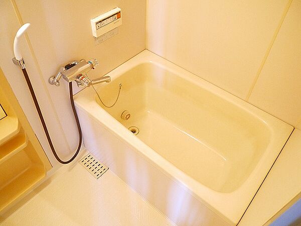浴室：落ち着いた空間のお風呂です