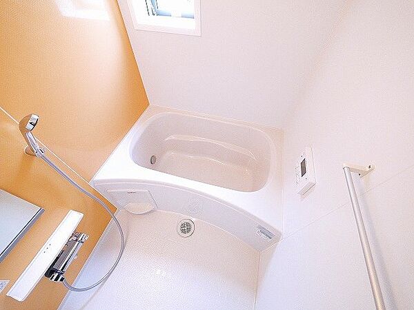 画像6:オレンジのパネルがおしゃれな浴室です