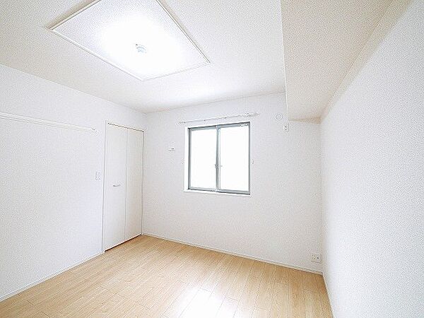 画像22:シンプルなお部屋は家具の配置もしやすいです