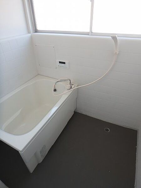 画像12:お風呂に窓があり、換気も出来て便利です。