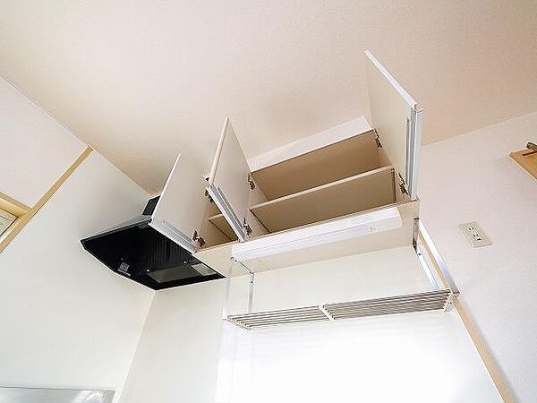 画像16:キッチン上部は吊戸棚と換気扇です