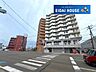 外観：前面道路含む外観