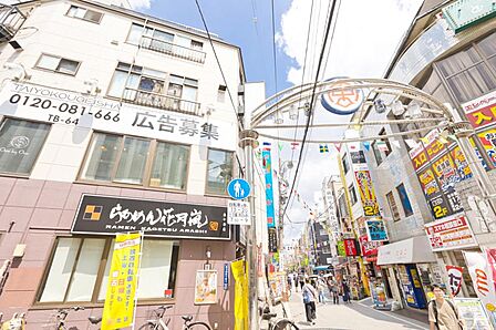 【東十条商店街】夏にはお祭りがあり、出店もにぎわうような活気あふれる街です。