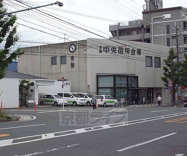 画像30:京都中央信用金庫 常盤支店まで259m 丸太町山越の交差点を西にいったところにございます。丸太町通り沿い南側。