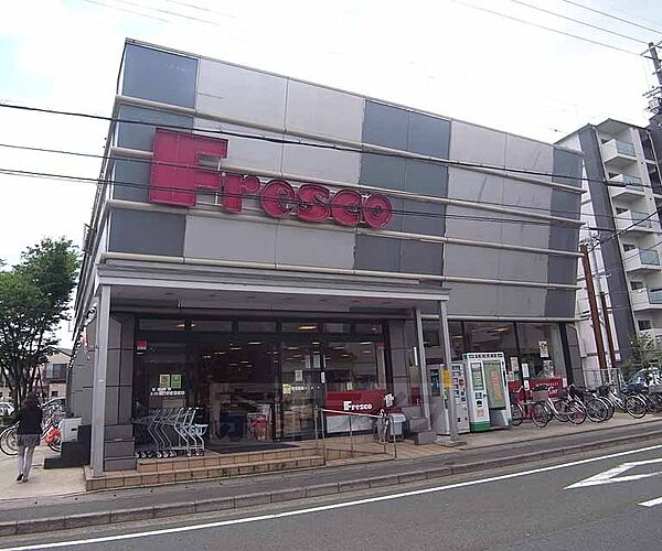 画像16:フレスコ 梅津店まで94m 四条どおりに面しており、周辺には銀行やコンビニもございます。駐車場もございます。