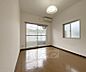 リビング/ダイニング：角部屋で2面窓のあるお部屋です。地下鉄松ケ崎駅まで徒歩5分の通勤・通学便利な立地です。京都工芸繊維大学まで徒歩3分で雨の日や研究などで遅くなる日も安心です。