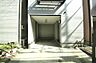 駐車場：ビルトイン車庫です！　道路とフラットですので、車庫入れがしやすいですね♪