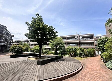 マンションの敷地内には、中庭スペースがございます♪