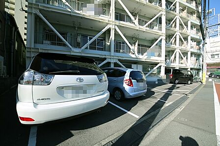 敷地内駐車場です（空き状況はお問い合わせ下さいませ。）