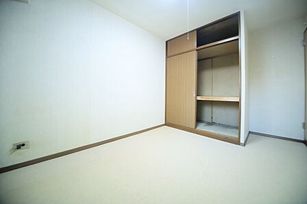 クローゼット付きの洋室でございます♪