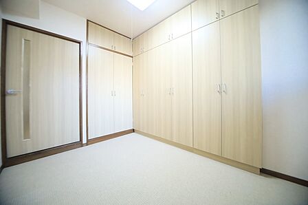 収納豊富な洋室は、お子様部屋にいかがでしょうか♪