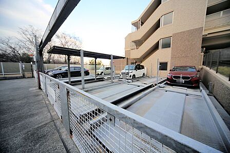 敷地内駐車場です(空き状況はお問い合わせ下さいませ。)