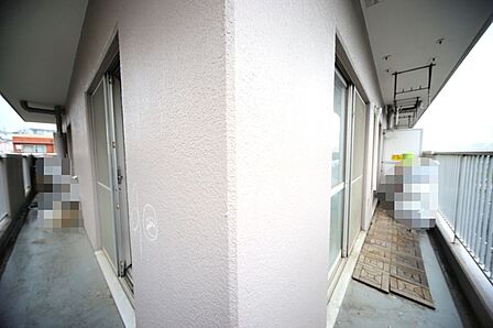 リビングを含む、居室にバルコニーが面しております♪