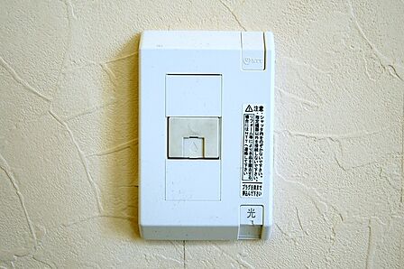 壁面には光ファイバーケーブルジャックがございます。