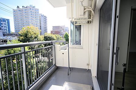お洗濯物が良く乾きそうな、南向きのバルコニーです♪