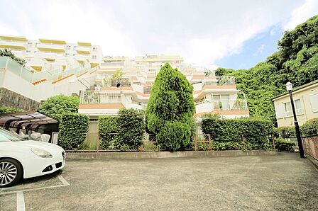 マンションの敷地内には、植栽が施されております♪