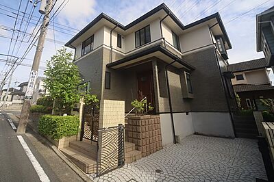 外観:ゆとりある庭付きの5LDKの2階建て! リフォーム済みです♪ 外観:ゆとりある庭付きの5LDKの2階建て! リフォーム済みです♪