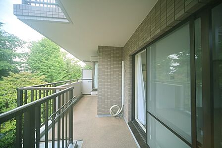 お洗濯物が良く乾きそうな、南向きのバルコニーです♪