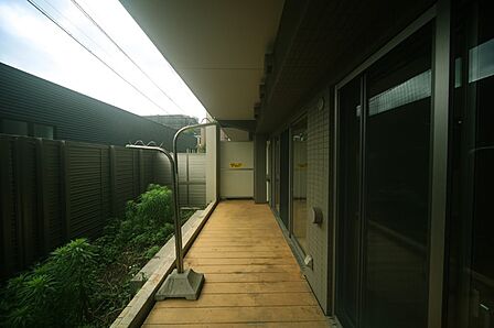 お洗濯物が良く乾きそうな、南西向きのワイドテラスです♪