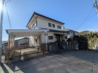 外観：「宮前区菅生1丁目」高台の閑静な住宅街に建つ、地下付きの2階建てです♪