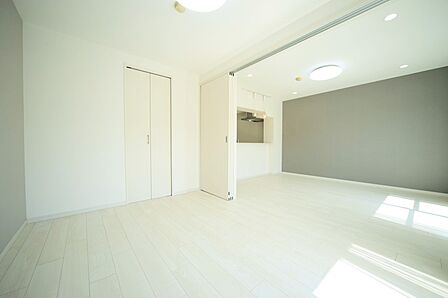 リビングと続き間の洋室は、約4．5帖でございます♪
