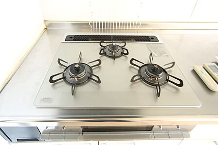 三ツ口コンロの、システムキッチンです。
