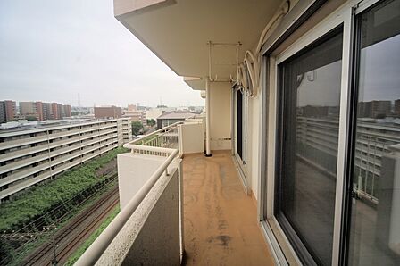 お洗濯物が良く乾きそうな、南向きのワイドバルコニーです♪