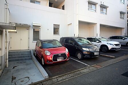 敷地内駐車場です(空き状況はお問い合わせ下さいませ。)