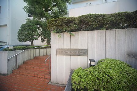 エントランスアプローチには、植栽が施されております♪