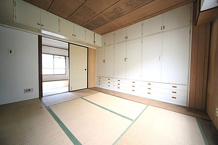 押入れがありリビングと続き間の、和室となっております♪
