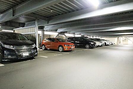敷地内駐車場です(空き状況はお問合せ下さい。)