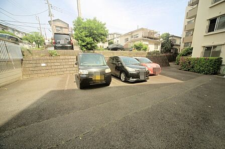 敷地内駐車場です(空き状況はお問い合わせ下さいませ。)