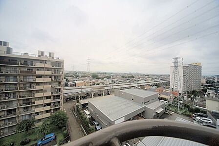 8階部分の東南向きで、陽当り眺望良好となっております♪