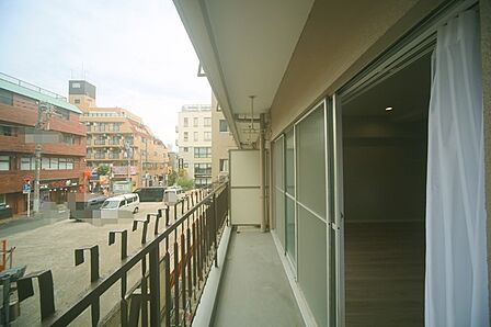 お洗濯物が良く乾きそうな、東向きのバルコニーです♪