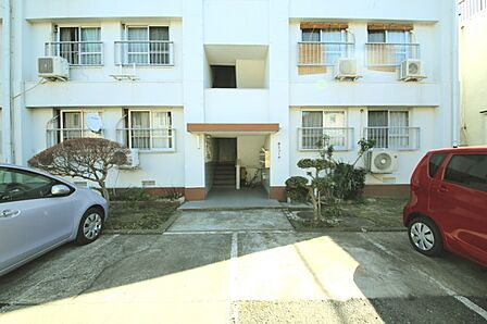 マンションの敷地内には、植栽が施されております♪
