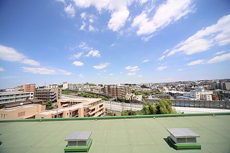 7階部分の東向きで、陽当り眺望良好となっております♪