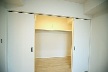 主寝室には、ウォークインクロゼットが設置されております♪