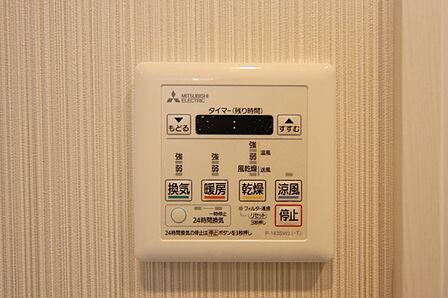 浴室暖房乾燥機付きで、雨の日のお洗濯もできますね。