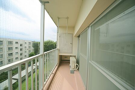 リビングから出入りがができる、南向きのバルコニーがございます♪