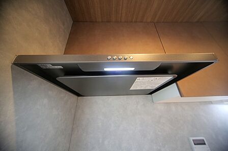 キッチンには、上部吸込型の換気扇が設置されています。